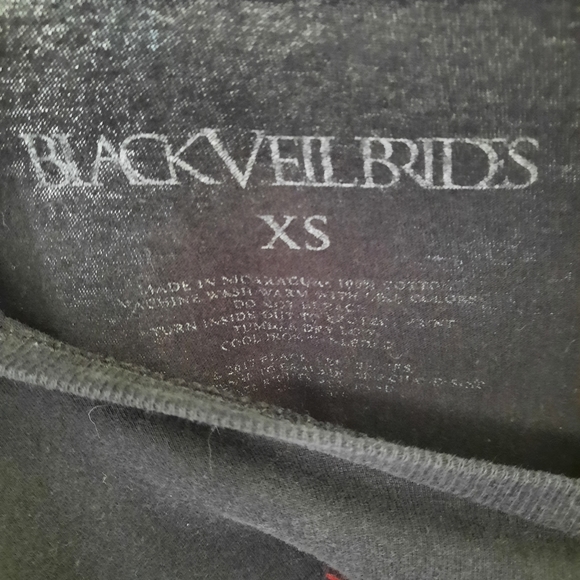 Women's size XS short sleeve shirt. - Picture 3 of 3